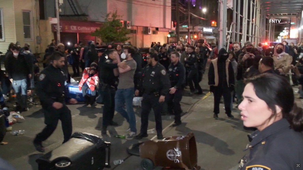 Anti-ICE protesters mob NYC hospital as 9 activists arrested in chaotic ...