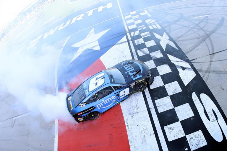 Chase Elliott holds off Denny Hamlin to win Texas NASCAR Cup race