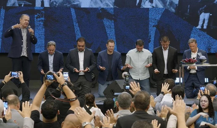 Flávio Bolsonaro recebe benção do pastor Silas Malafaia em culto neste domingo, 2 Foto: Reprodução via Youtube