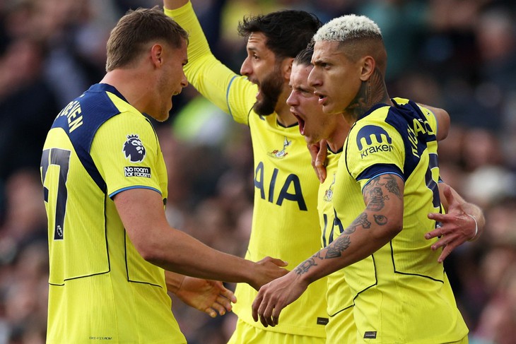 Thắng bất ngờ, Tottenham thoát khỏi nhóm rớt hạng