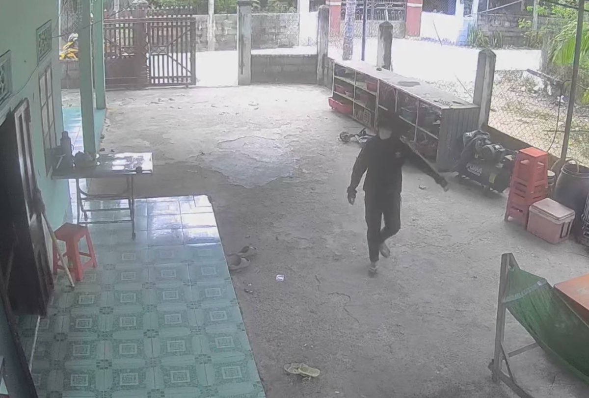 Camera ghi cảnh trộm rút hung khí dọa chủ nhà khi bị phát hiện