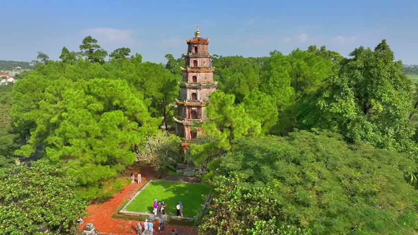Pagode Thien Mu, Vietnam : visite en drone des sept niveaux du Bouddha