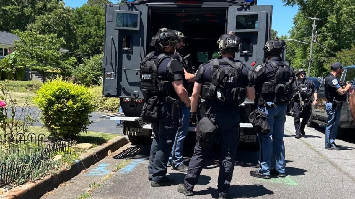 2 found dead after standoff in East Cobb