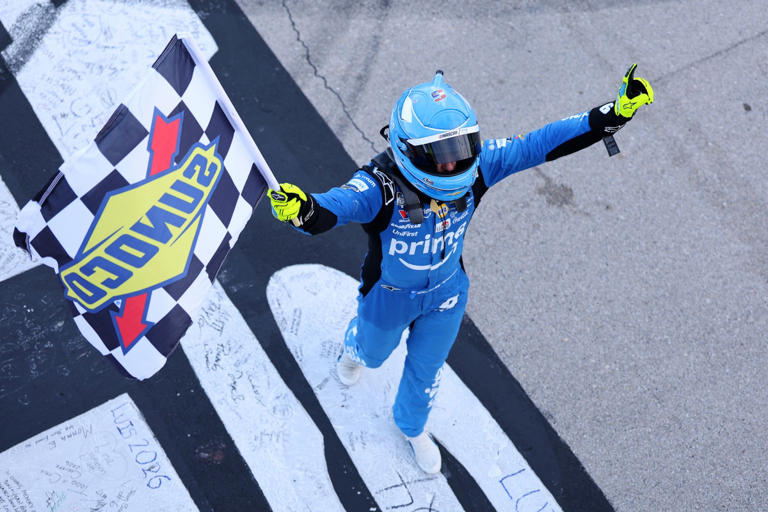 Chase Elliott holds off Denny Hamlin to win Texas NASCAR Cup race