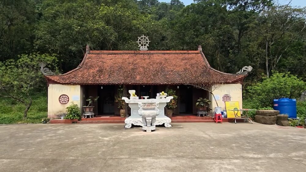 Ngôi chùa có bức phù điêu và tấm bia cổ trên đỉnh núi cao hàng trăm mét