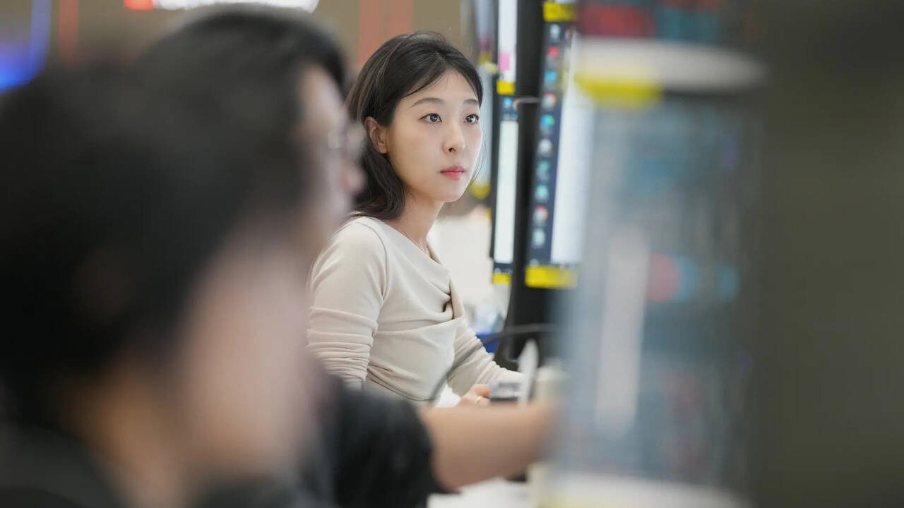 Asian markets mixed as oil prices steady following US record highs