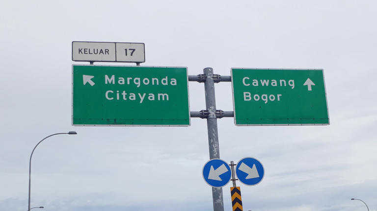 Do all official US road signs use the same font and design?