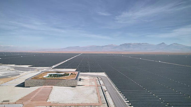 Kalyon Karapınar SPP has around 3.5 million solar panels spanning an area of approximately 20 million square metres. Egemen Karakaya | Bilgin Architects|Kalyon Karapınar SPP has around 3.5 million solar panels spanning an area of approximately 20 million square metres. Egemen Karakaya | Bilgin Architects