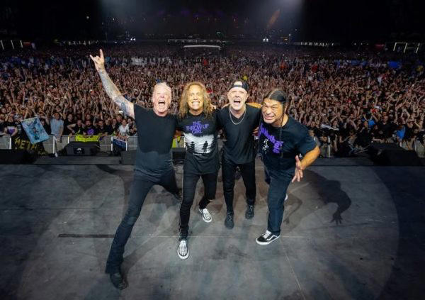 Οι Metallica ποζάρουν χαμογελαστοί στο ΟΑΚΑ μπροστά σε ένα ενθουσιώδες κοινό, έτοιμοι για τη μεγάλη συναυλία.