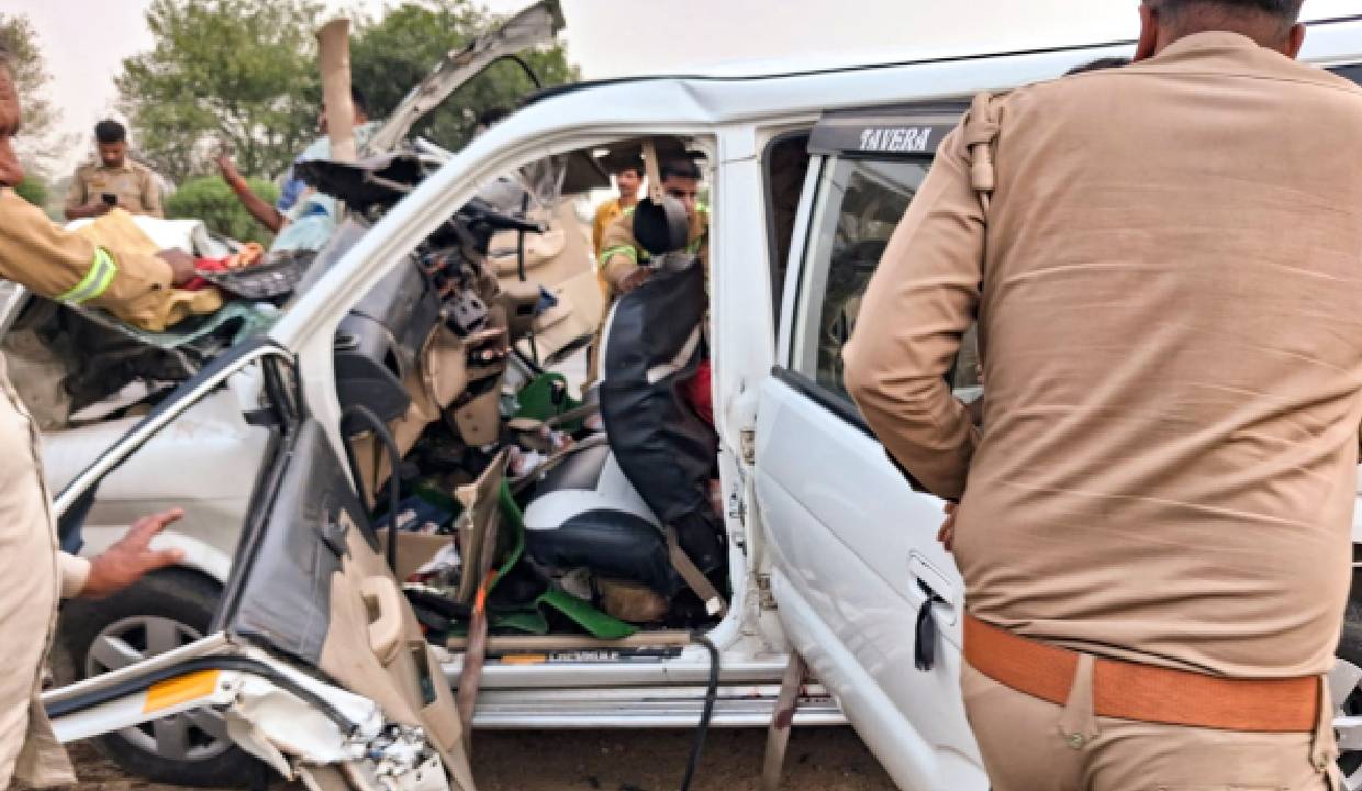 6Killed In UP Road Accident,SUV Crashes Into Truck In Jalaun Several ...