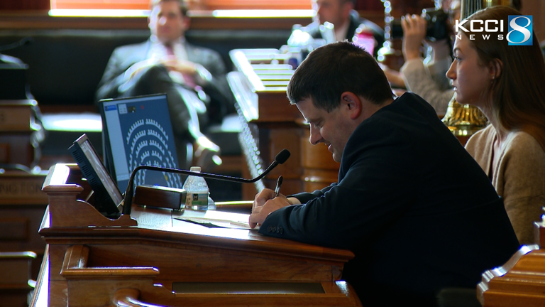 Photos: Lawmakers wrap up 2026 legislative session after marathon final ...