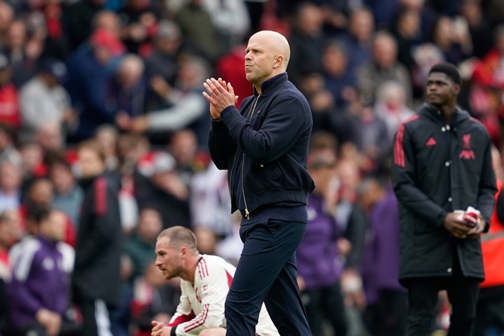 Đá thua Man United, HLV Arne Slot chỉ trích trọng tài