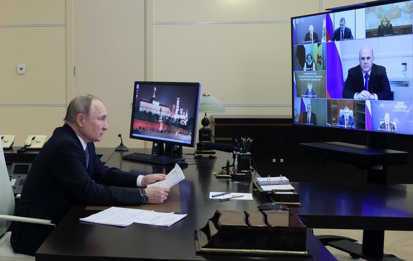 epa10365362 Russian President Vladimir Putin attends a meeting via videoconference with members of the Russian government in Moscow, Russia, 14 December 2022. EPA/MIKHAEL KLIMENTYEV / SPUTNIK / KREMLIN POOL MANDATORY CREDIT