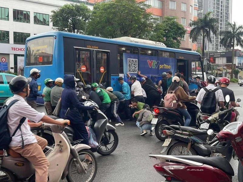 Hà Nội: Hàng chục người nâng ô tô buýt để cứu người phụ nữ bị cuốn vào gầm xe