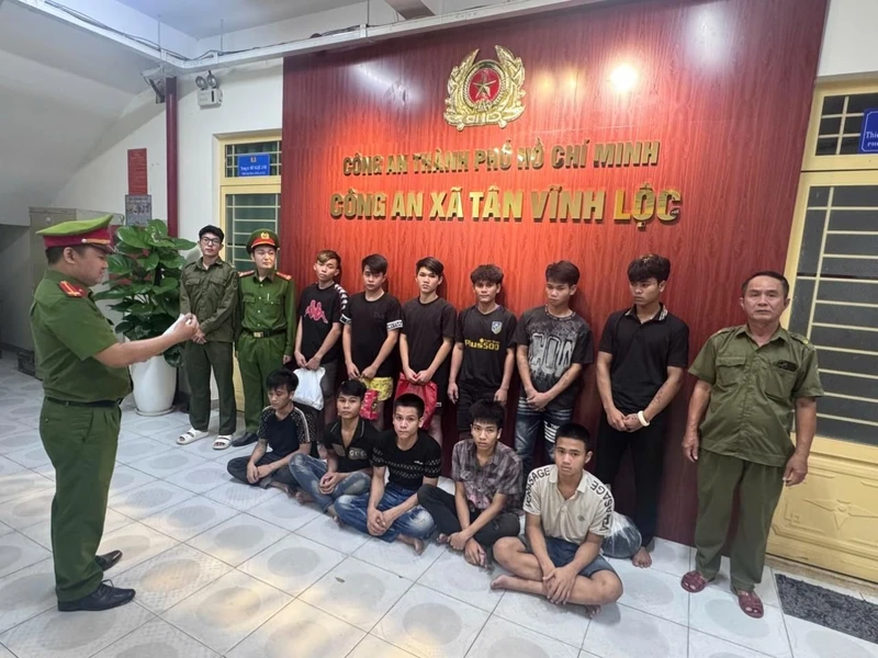 Khởi tố 11 đối tượng mang hung khí, rượt đuổi nhau gây náo loạn ở TPHCM