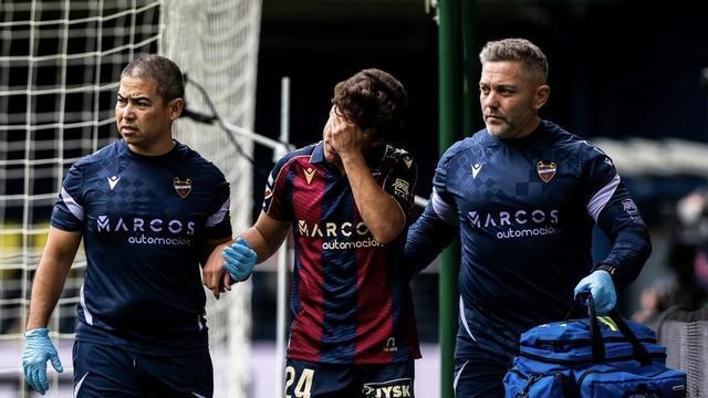 Drama en el Levante UD: Carlos Álvarez se pierde lo que queda de temporada