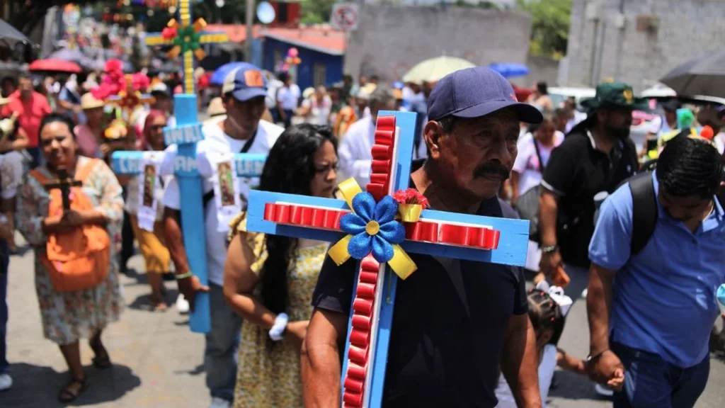 Albañiles celebran a la Santa Cruz con misas, música y comidas en familia