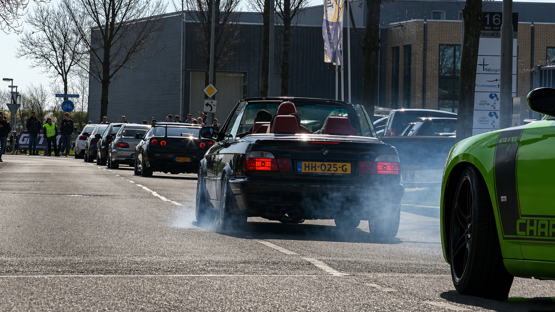 BMW E36 cabriolet wild burnout at car show arrival