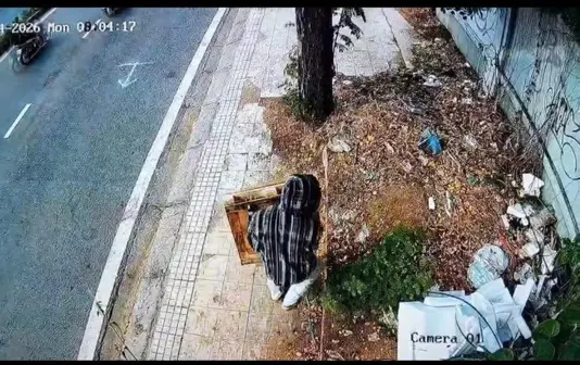 Camera ghi nhận hành vi xả rác của người đàn ông - Ảnh: Công an phường Tân Mỹ