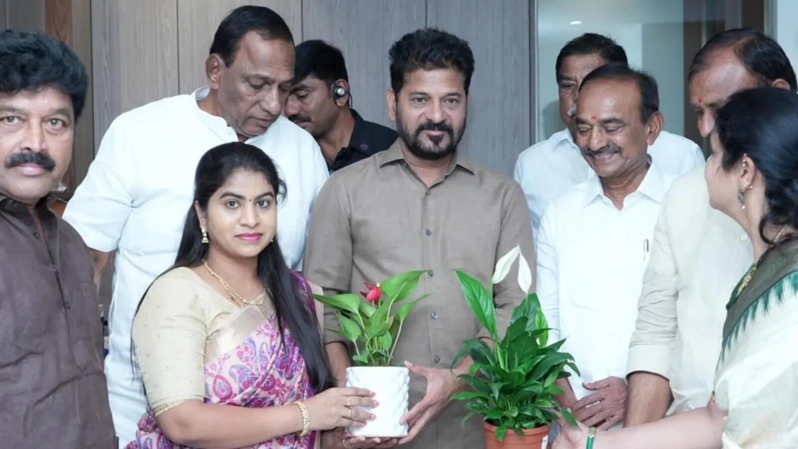 సీఎం రేవంత్ రెడ్డిని కలిసిన ఈటల, మల్లారెడ్డి.. కారణం ఏంటంటే?