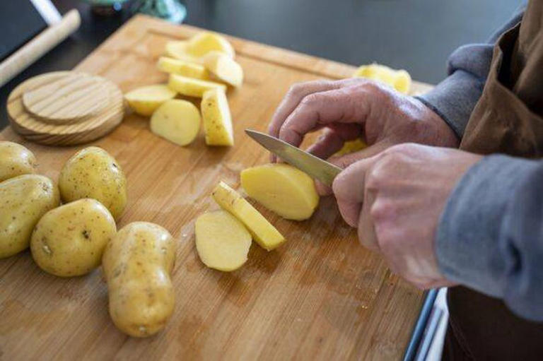 Keep potatoes fresh for up to 6 months without sprouting by storing ...