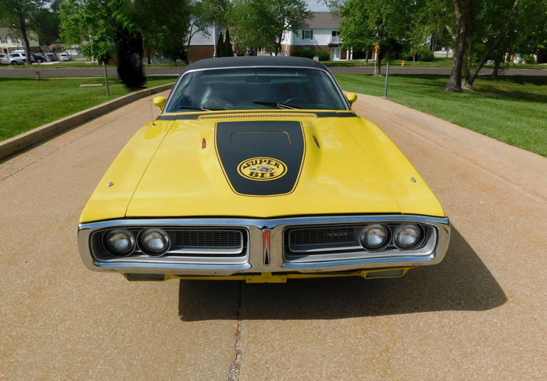 Rare 1971 Dodge Charger Super Bee in Citron Yella draws attention in ...