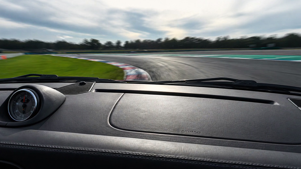 Tackling challenging race curves with high speed GT3 RS onboard