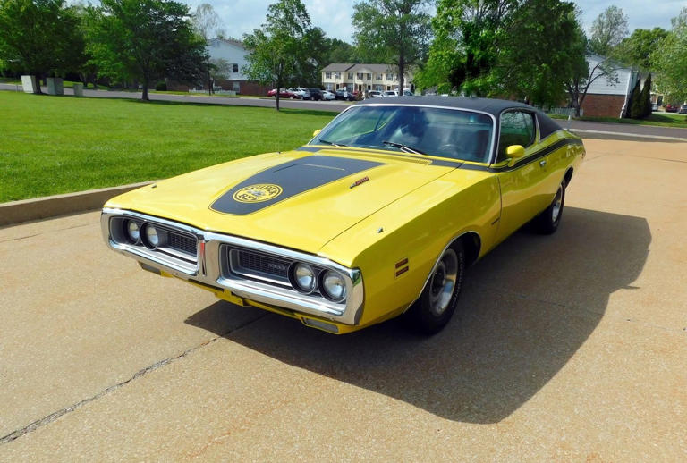 Rare 1971 Dodge Charger Super Bee in Citron Yella draws attention in ...