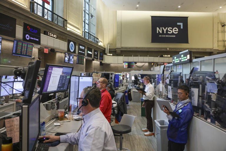 Wall Street cierra en rojo mientras se dispara el precio del crudo por ...