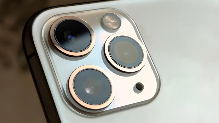 How long can you leave your iPhone flashlight on?