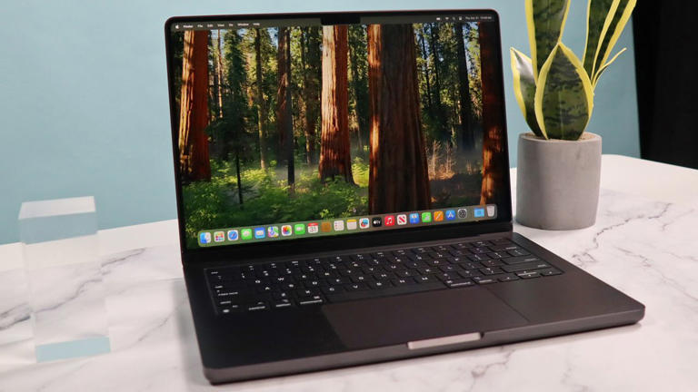 MacBook Pro 14-inch (M4) vs MacBook Pro 16-inch (M4): Which is the one ...