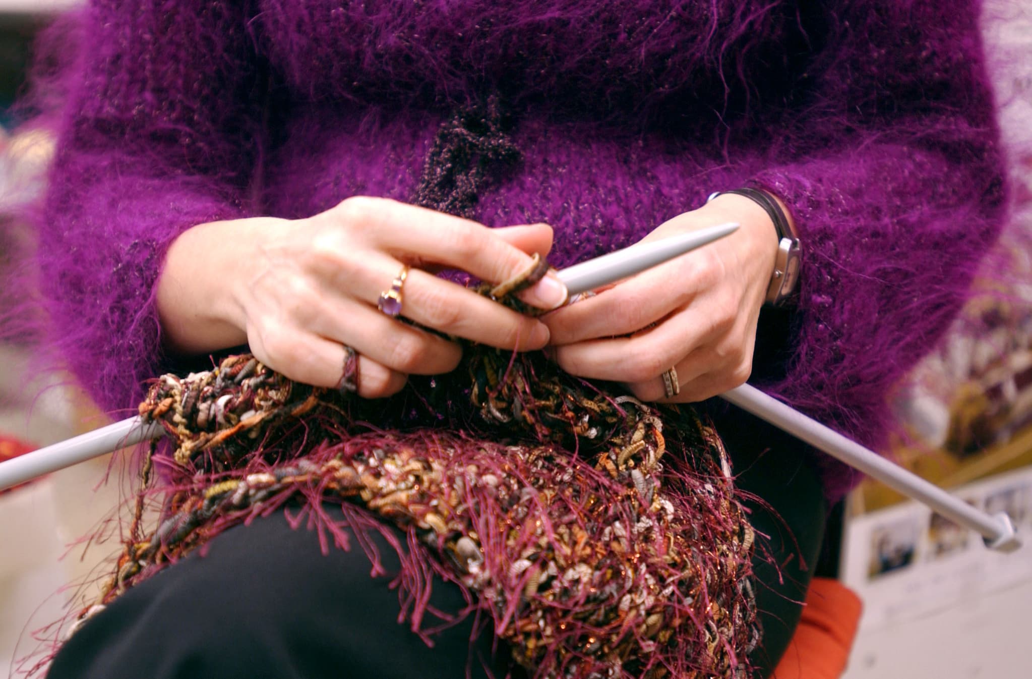 « Il vaut mieux ça que de la drogue » : tricot, crochet, céramique… les ...