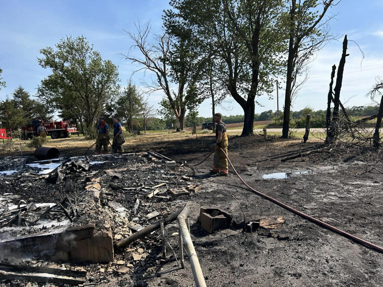 Photos: Fire burns several structures in Sumner County town