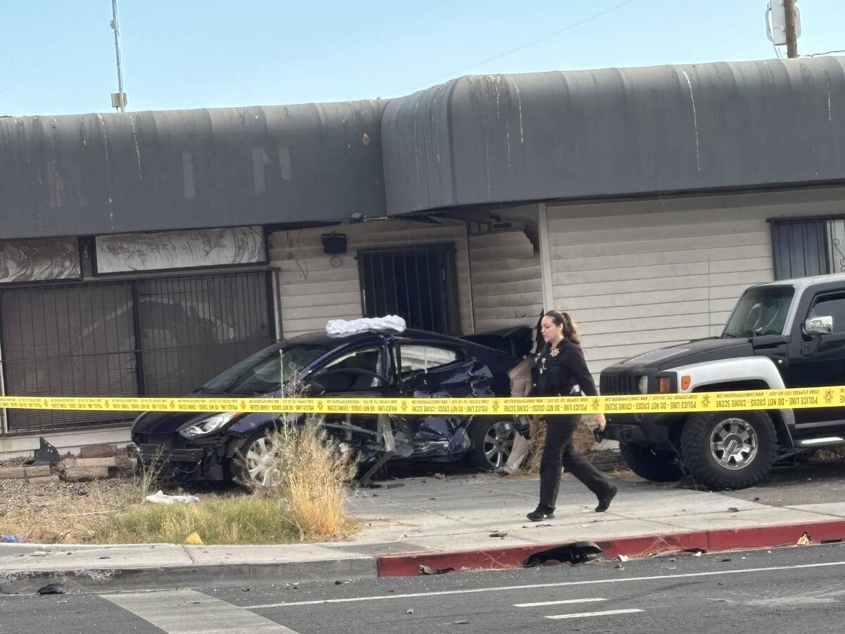 Police look for carjacking suspect after crash in east Las Vegas Valley