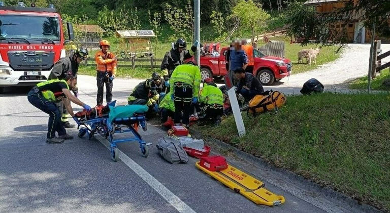 Incidente fra auto e moto sull'Alemagna: centauro ferito
