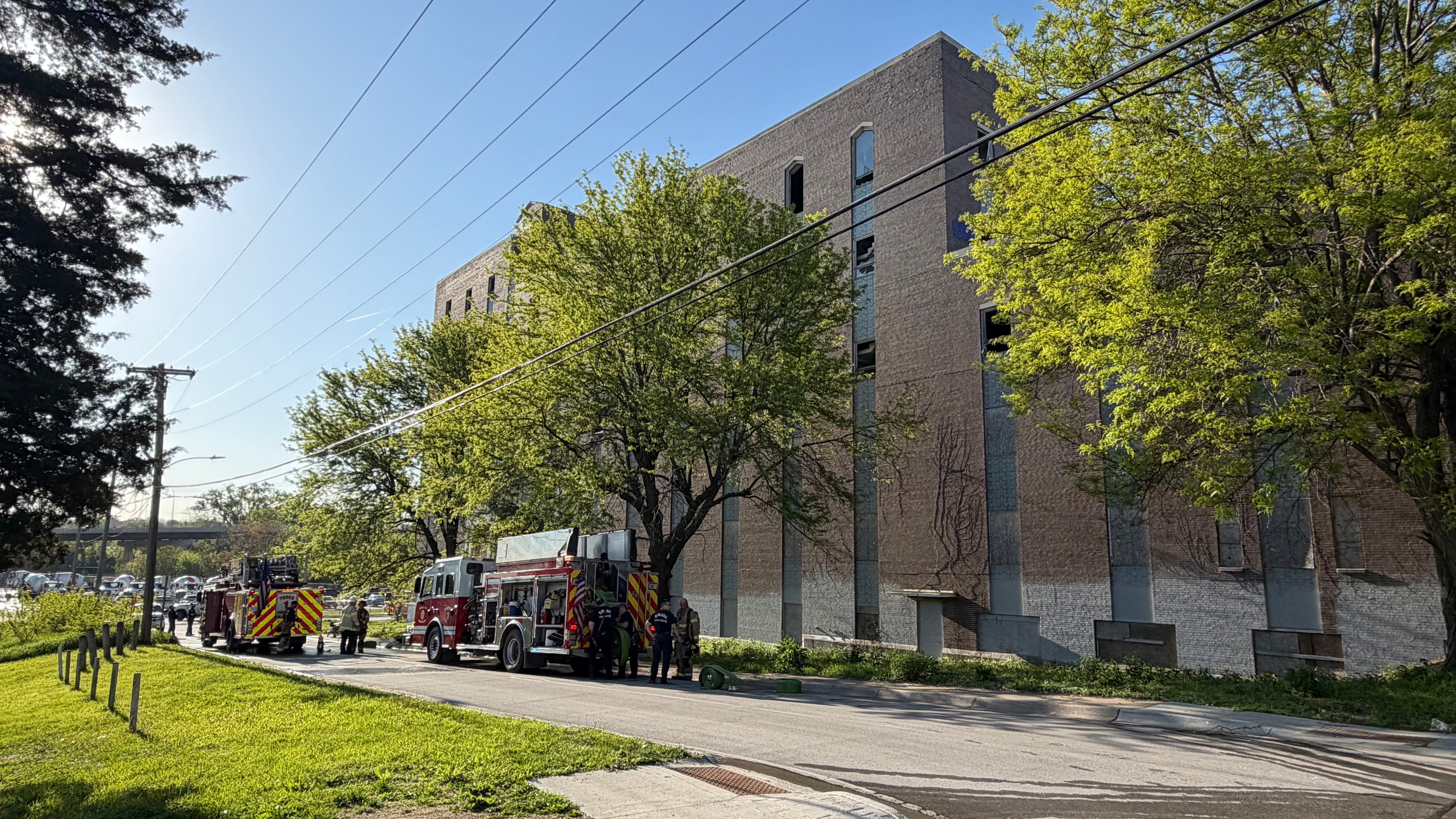 Omaha fire crews extinguish roof fire at vacant building