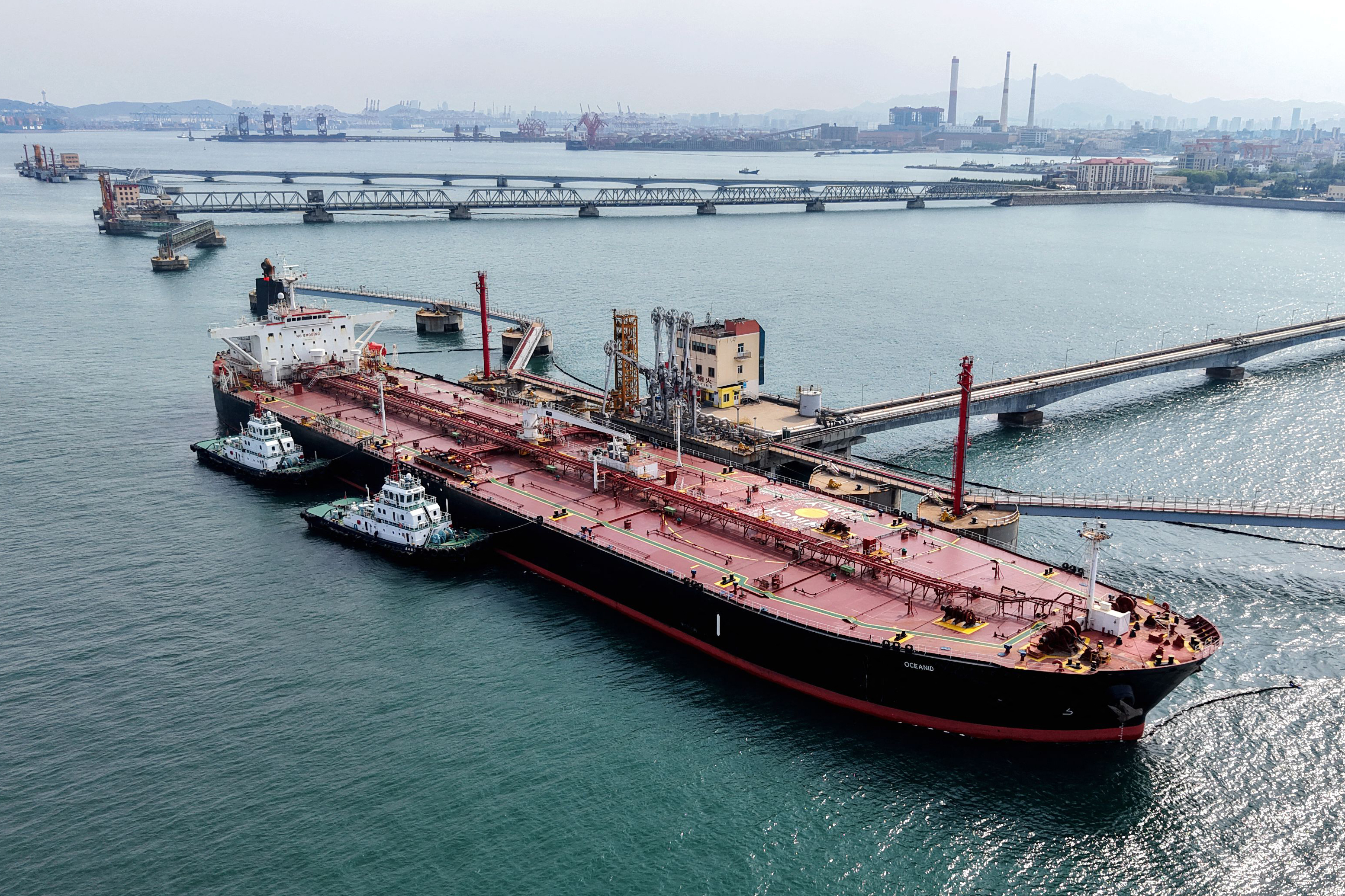 Tanker Unloads Oil in Qingdqo