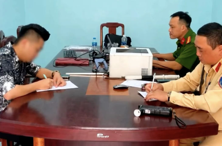 Ô tô lạng lách trên đường, người dân ghi hình báo cục trưởng CSGT xử lý