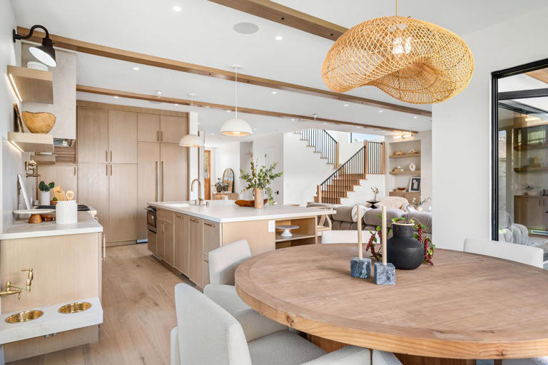 Should you really upgrade to a high-end kitchen? What real estate pros ... - High-End Penthouse Kitchen Interior Decor