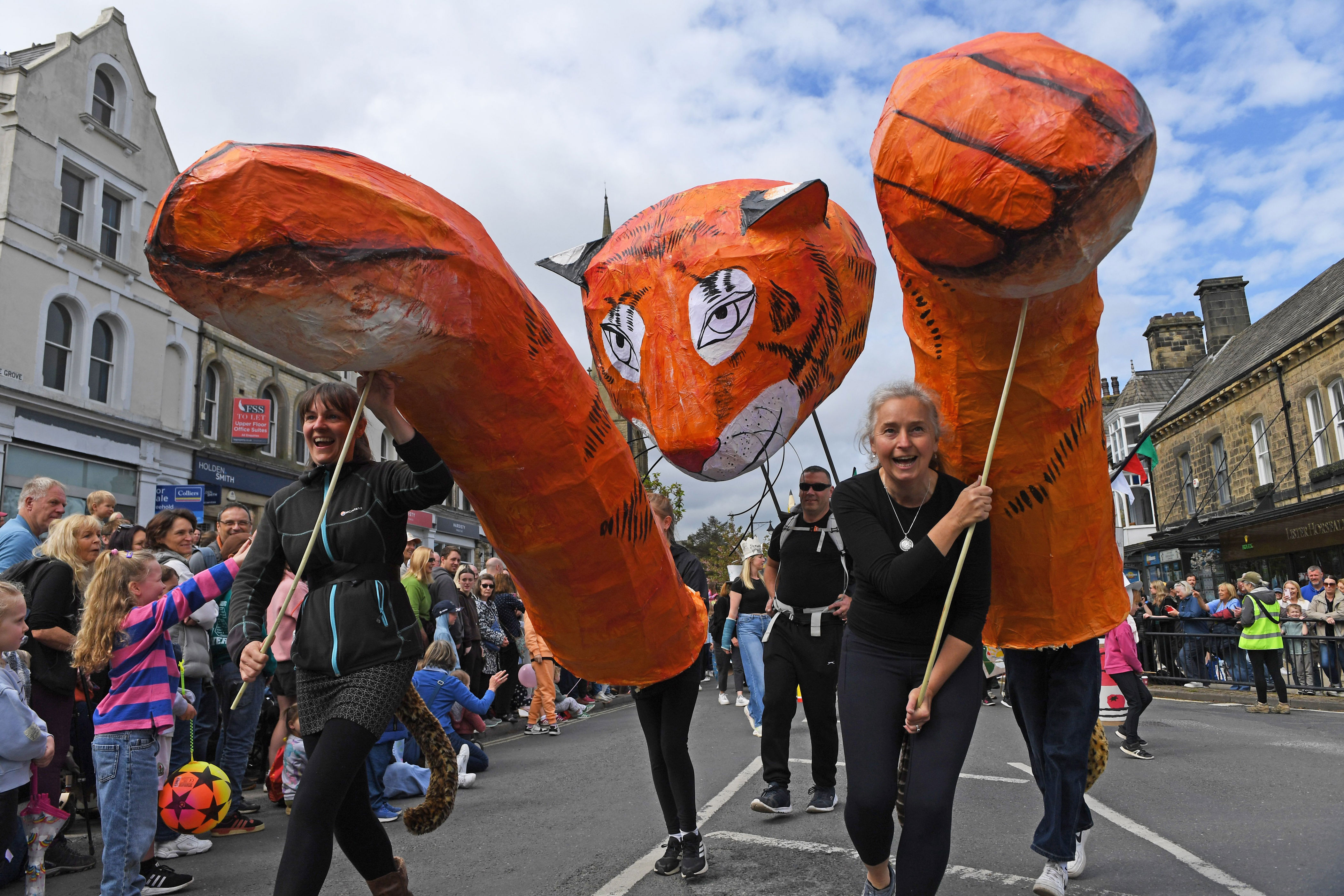 21 spectacular pictures as hundreds turnout for Ilkley Carnival parade ...