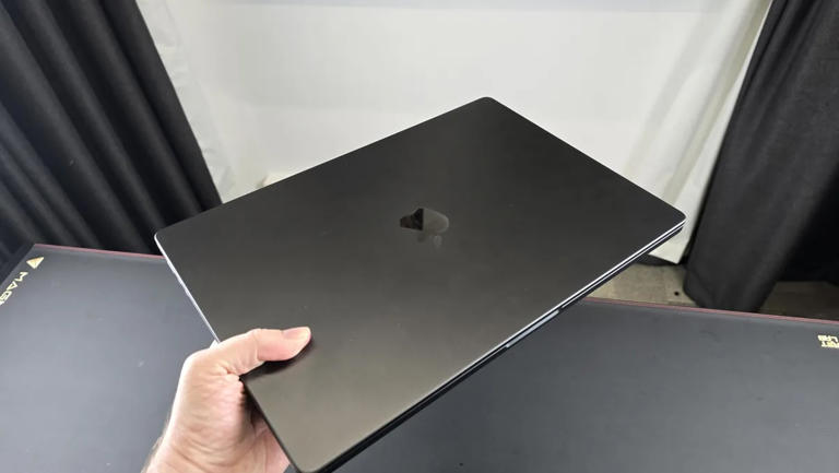 MacBook Pro 14-inch (M4) vs MacBook Pro 16-inch (M4): Which is the one ...