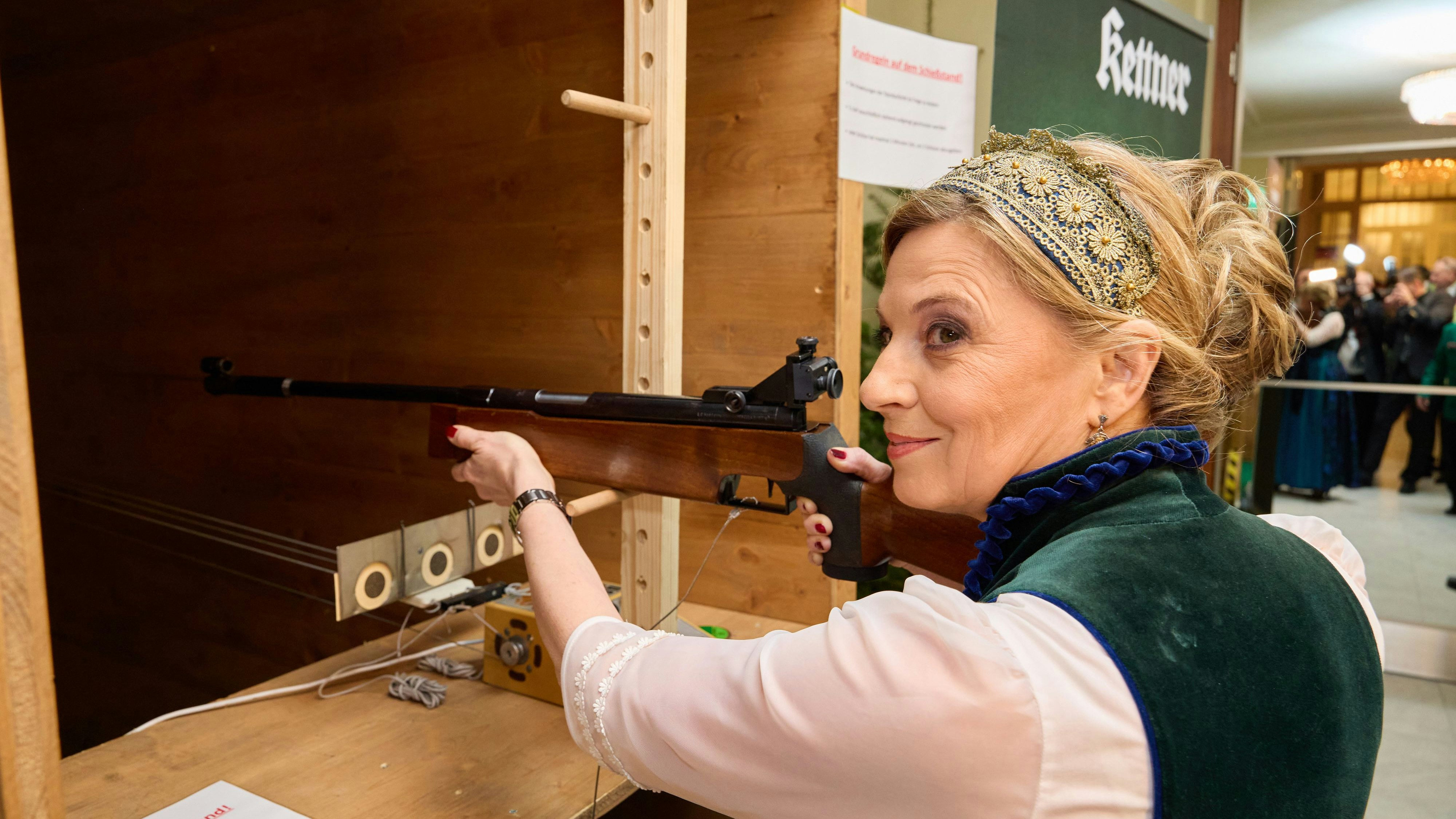 Mit Stöckelschuhen zur Jagd: Fans feiern Christa Kummer