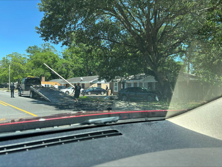 Car crashes into utility pole in Mobile