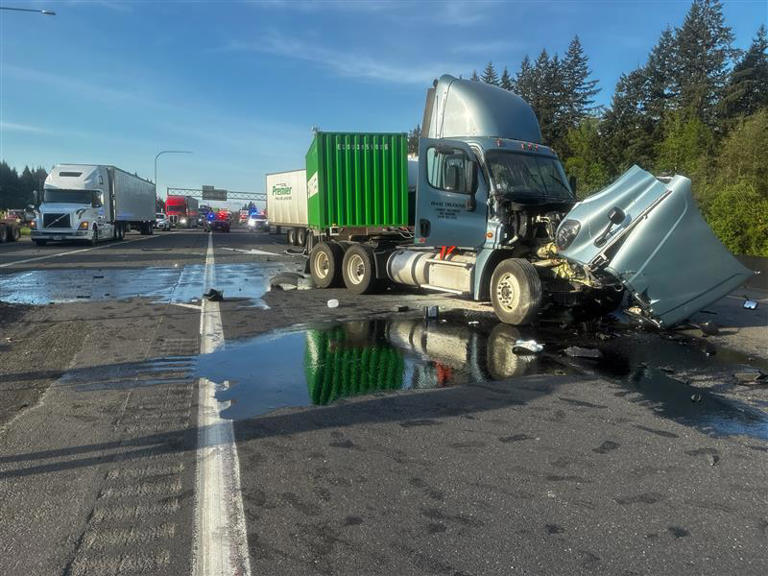 3 semi-trucks crash on I-5, close all lanes in Lewis County