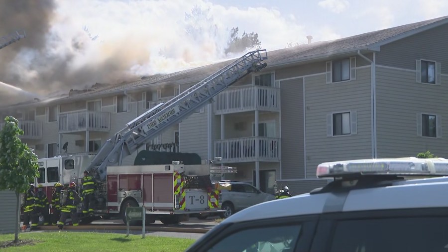 Firefighters battle apartment fire in Des Moines