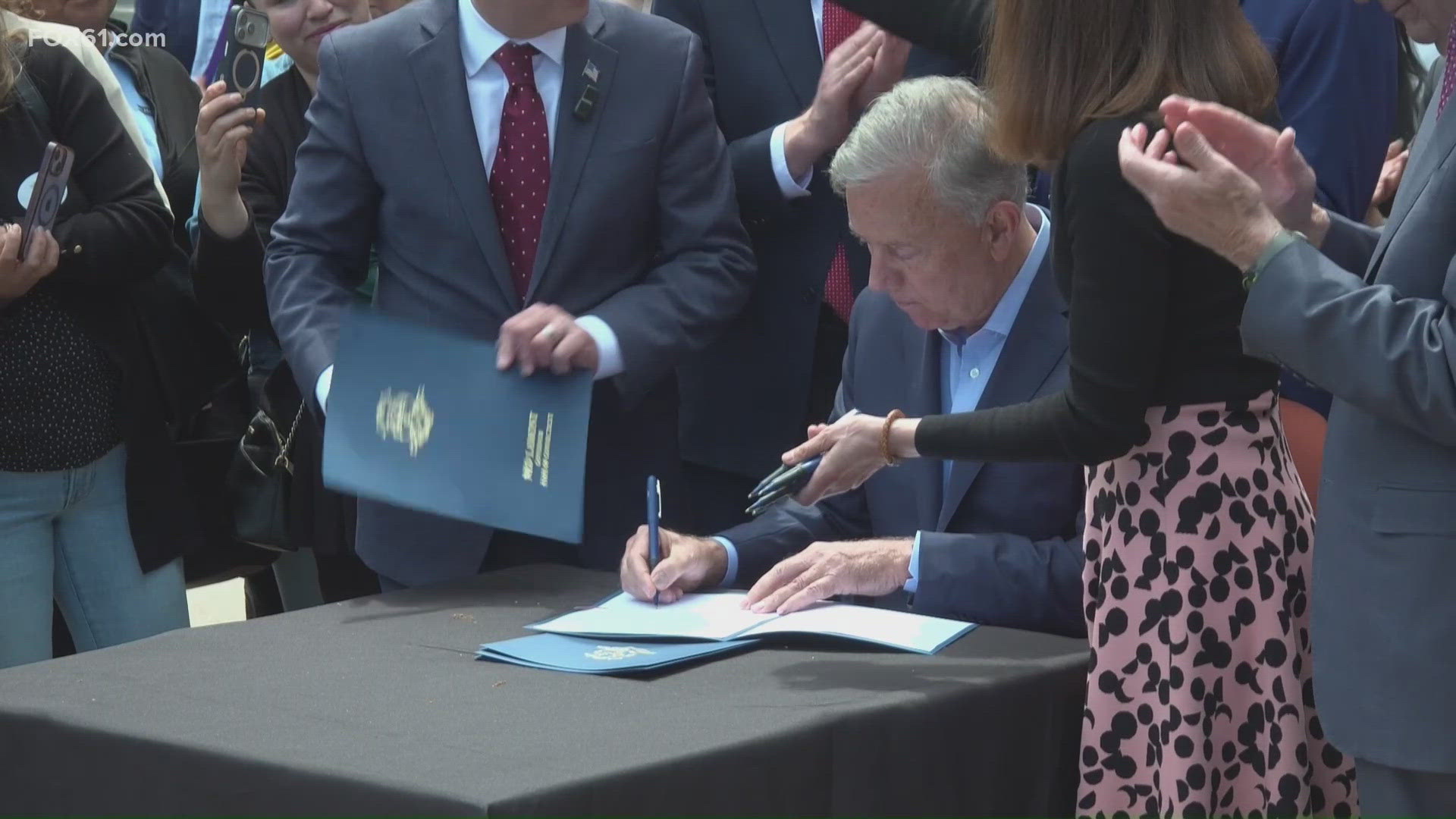 Lamont signs bill to limit ICE presence in Connecticut