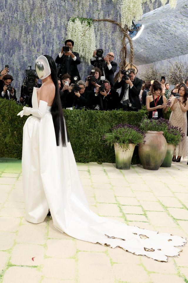 Katy Perry goes incognito at Met Gala 2026 in a couture fencing mask ...