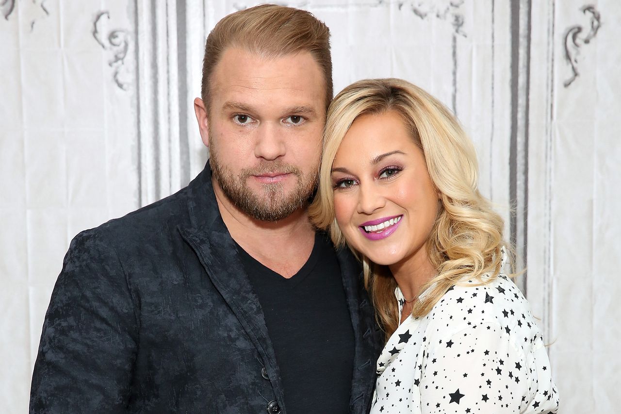 American Idol alum Kellie Pickler returns to show in a rare appearance  following the death of her husband