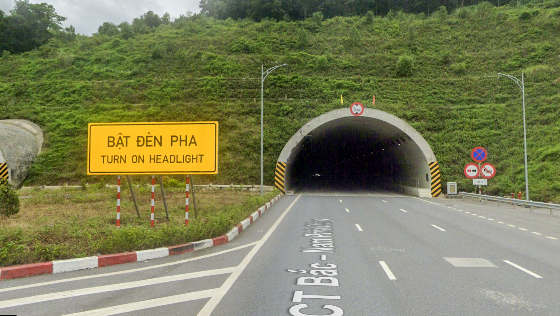 Biển báo 'bật đèn pha' khiến nhiều tài xế hiểu nhầm