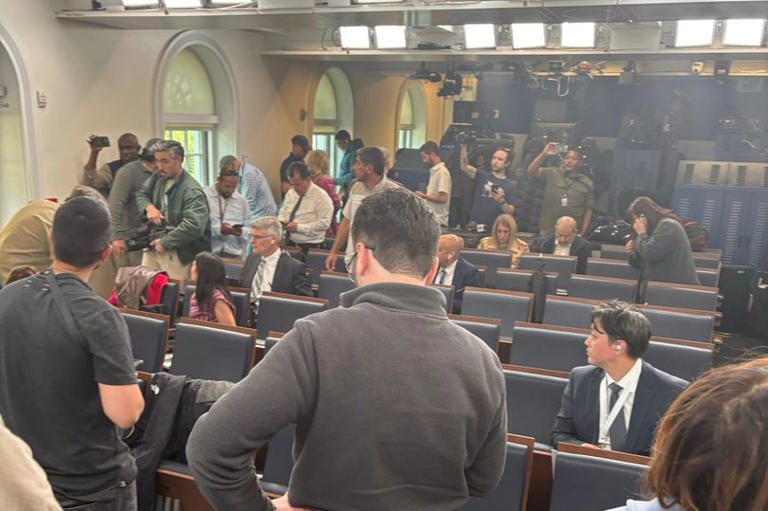 White House on lockdown after shooting as Donald Trump speaks and press ...